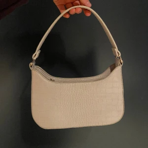 Handväska - Oanvänd från Mango