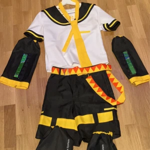 Kagamine Len kostym - Säljer min Kagamine Len kostym, köpt augusti 2022 och använd ett par gånger + en gång på konvent, i bra skick :)