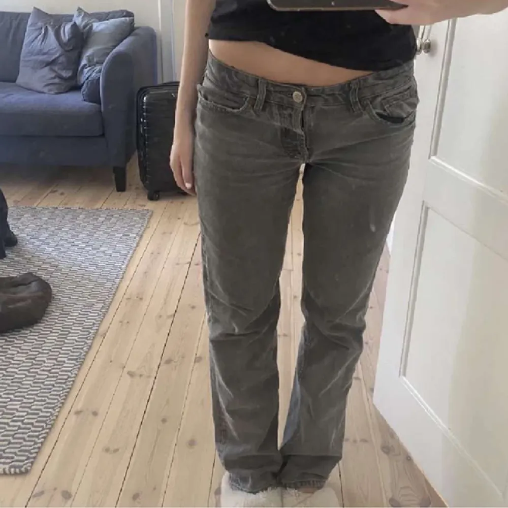 Så snygga gråa lågmidjade jeans från zara! Helt perfekt skick ❣️. Jeans & Byxor.
