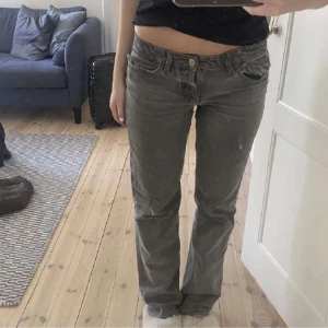 Lågmidjade jeans - Så snygga gråa lågmidjade jeans från zara! Helt perfekt skick ❣️