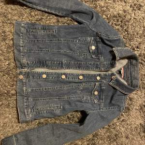Säljer en väldigt fin jeans jacka av märket Tommy Hilfinger som används några få gånger så helt ny