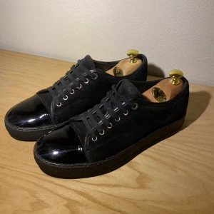 Lanvins skor - Tja, säljer mina lanvins då jag vill ha nytt! Stlhk uk 5 vilket i lanvins sthlk är 41-42. 2300 :- Pris är ej i sten. Kond: 8/10, Då det är skavanker på sulan och insidan av skon. Box medföljer ej tyvärr! Hör av er vid minsta fråga! 