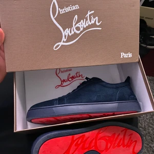 Christian Louboutin skor - Ett par feta spikeless loubs, väldigt stilrena och sköna med text på baksidan. Dustbag bag och mer medföljer.