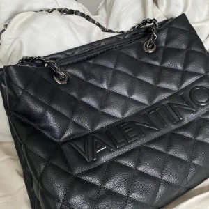 Valentino - Valentino by mario valentino väska.  Fint skick inga märkvärdiga skavanker varken utanpå eller inuti.