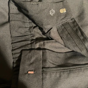 grå  Kostymbyxor från H&M   - Mycket fina och bekväma byxor på sommaren, hög midja, jag köpte dem i somras men jag använde dem typ 2 eller 3 gånger så de är bokstavligen nya.
