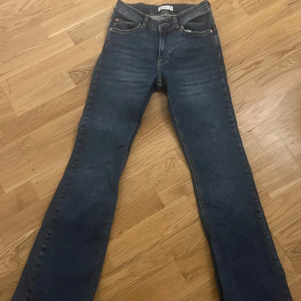 Low waist booutcut jeans från Gina. Aldrig använda, inga defekter köpta i november. Jeans & Byxor.