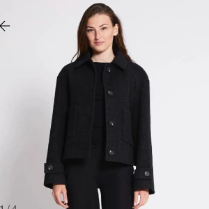 Kort kappa  - Säljer denna korta kappa ifrån Lager157, den är helt ny med alla lappar kvar, helt slutsåld🩷 storlek XS