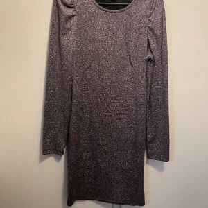 Nyårsklänning - Super söt glittrig klänning som passar fint till nyår i st S. Den följer kroppen väldigt fint och är stretchig så passar även storlek M. Använd vid 2 tillfällen så som ny🌺 köparen står för frakten. Priset går ty diskuteras 