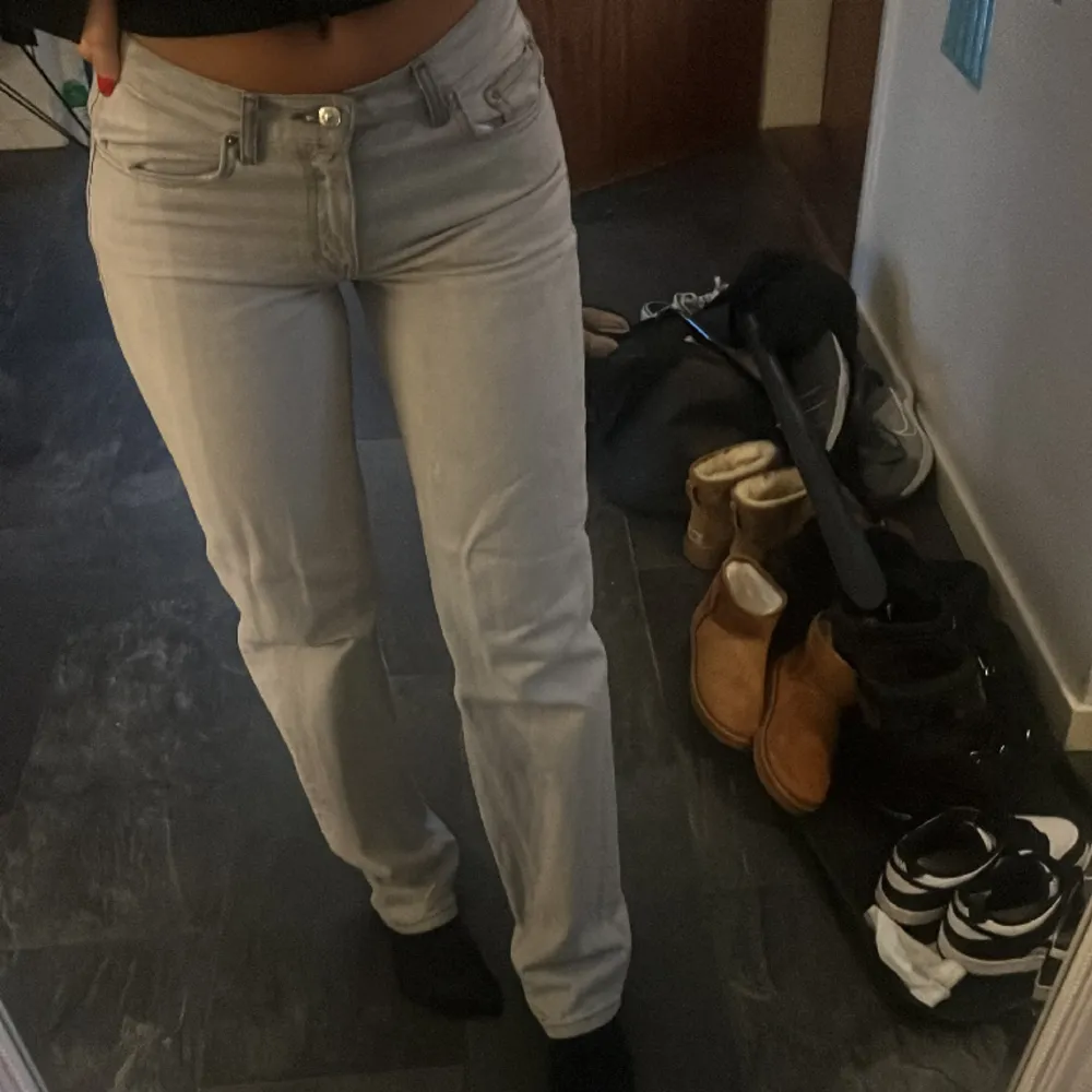 säljer dessa ljusgrå lågmidjade jeans från ginatricot som är använda fåtalgånger så helt som nya. jeansen sitter perfekt på mig som är 172cm lång🩷storlek 36. Jeans & Byxor.