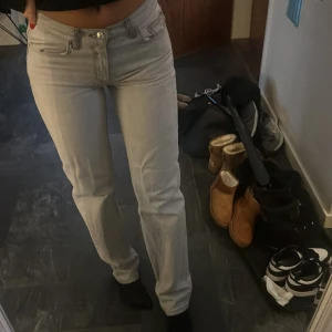 lågmidjade jeans - säljer dessa ljusgrå lågmidjade jeans från ginatricot som är använda fåtalgånger så helt som nya. jeansen sitter perfekt på mig som är 172cm lång🩷storlek 36