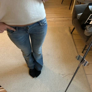 Lågmidjade bootcut jeans - Från märket Only❤️  Midjemått: 39cm Innerbenslängd: 79cm