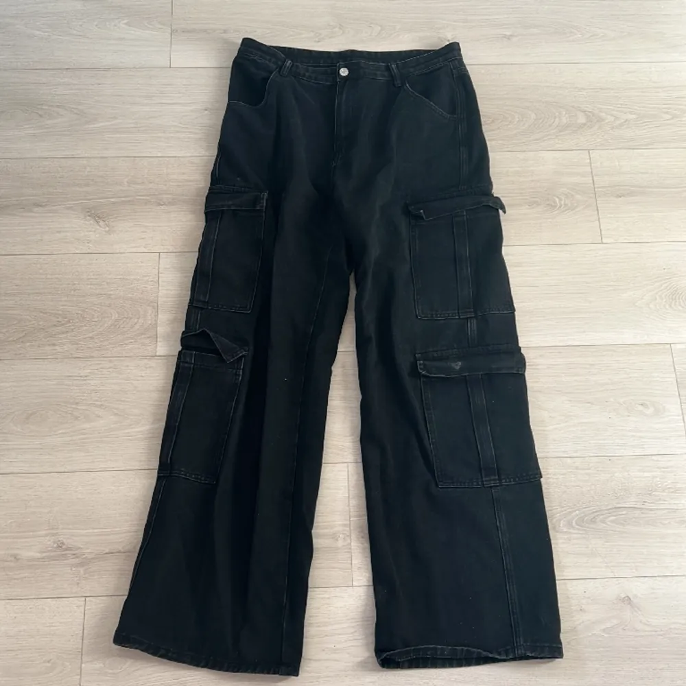 Helt vanliga svarta jeans med fickor Shein  Använda en gång Orginal pris 400kr Storlek xl(är som L). Jeans & Byxor.