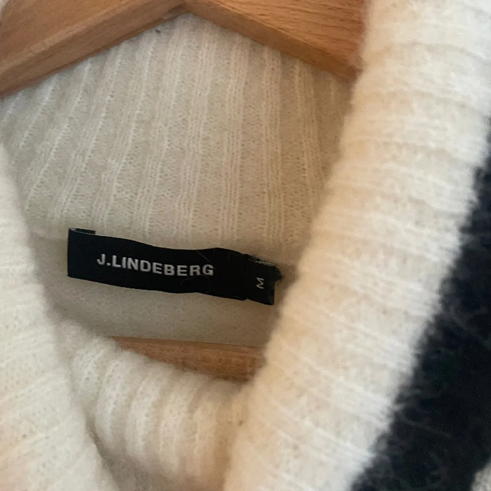 jättefin stickad tröja från J.Lindeberg väldigt mjuk- knappt använd men den har legat ihopvikt därav lite skrynklig men annars jättebra skick! 🤍 storlek M!. Tröjor & Koftor.