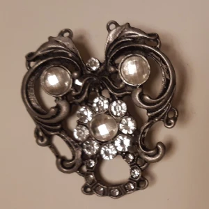 Stor fin brosch - Brochen med fina glittrande stenar är aldrig använd