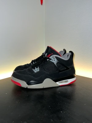 Air Jordan 4 Retro Bred (GS) - Air Jordan 4 Retro Bred (GS)🏀. Klassisk sneaker i en eftertraktad färg💯. Storlek 40 (US 7Y)✅. Perfekt julklapp till dig själv eller någon du tycker om🎁. Skicka meddelande för frågor / fler bilder🤝. 