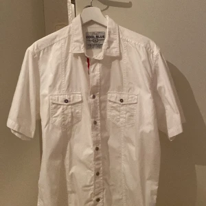 COOL BLUE  - Säljer nu en skjorta som jag aldrig har på mig och den är i väldigt bra skick 