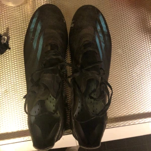 Adidas x ghosted.1 - Välanvända adidas x ghosted.1 nypris va runt 2300 men säljer billigt då de saknar en dobb. Skorna har slitning mellan sulan och plasten på framsidan men kan enkelt tejpas, jag har limmat för extra skydd sen tidigare.  Kontakta vid frågor eller fler bilder