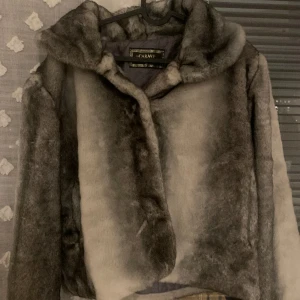 Pälsjacka - Jättefin grå/vit pälsjacka i fint skick! Varm och skön till vintern, i storlek M 