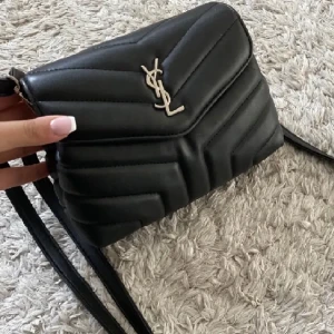 väska  - Jag säljer denna super fina väska från ysl. Jag köpte den här på Plick och den är i topp skick tyvärr så används den inte längre.💗Jag köpte den för 1200kr och säker för bara 950kr, priset kan diskuteras💕