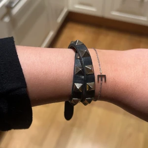 Valentino armband - Rockstud double-strap leather bracelet. Box ingår inte💕nypris runt 3600kr säljer för 1000kr men 800kr vid snabb affär