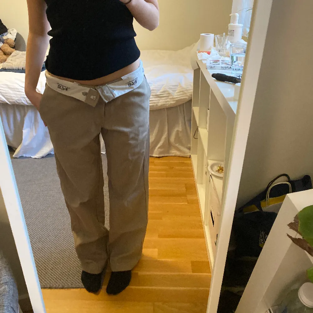 Ett par beiga baggy byxor från dickies (874 Original Fit) 🤎🤎 . Jeans & Byxor.