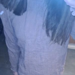 Lila blus - Säljer denna lila blus och tränings tightsen som liknar stronger kan säljas styck viss och då är priset för tröjan 140 och för tightsen 30 kr 