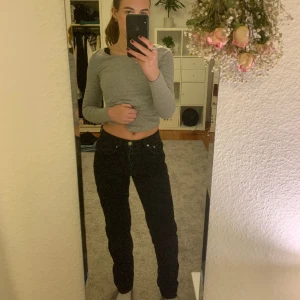 Jeans - Gråsvarta jeans från Gina tricot. Bra skick. Storlek 36