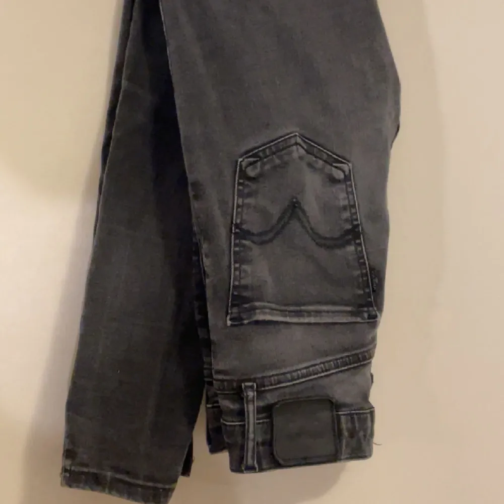 Stretchiga jeans, något kortare än normalt då dom är avklippta och sedan fållade!  Kan mötas upp i Ludvika eller Rättvik☺️. Jeans & Byxor.