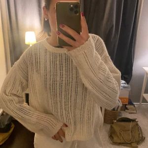 Vit stickad  - Fin lite hålstickad tröja, storlek M men skulle säga att den passar en S. Köpt på butiken Brownie i barcelona💕bara att höra av dig i PM vid fundering