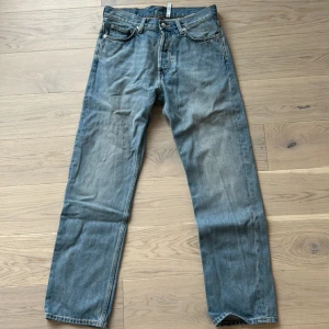 Baggy jeans från weekday strl 27/30 - Säljer dessa sköna och snygga baggy jeans från weekday. Modellen på weekday är space relaxed straight jeans. Säljer då jag inte använder.Köpta för 600kr 