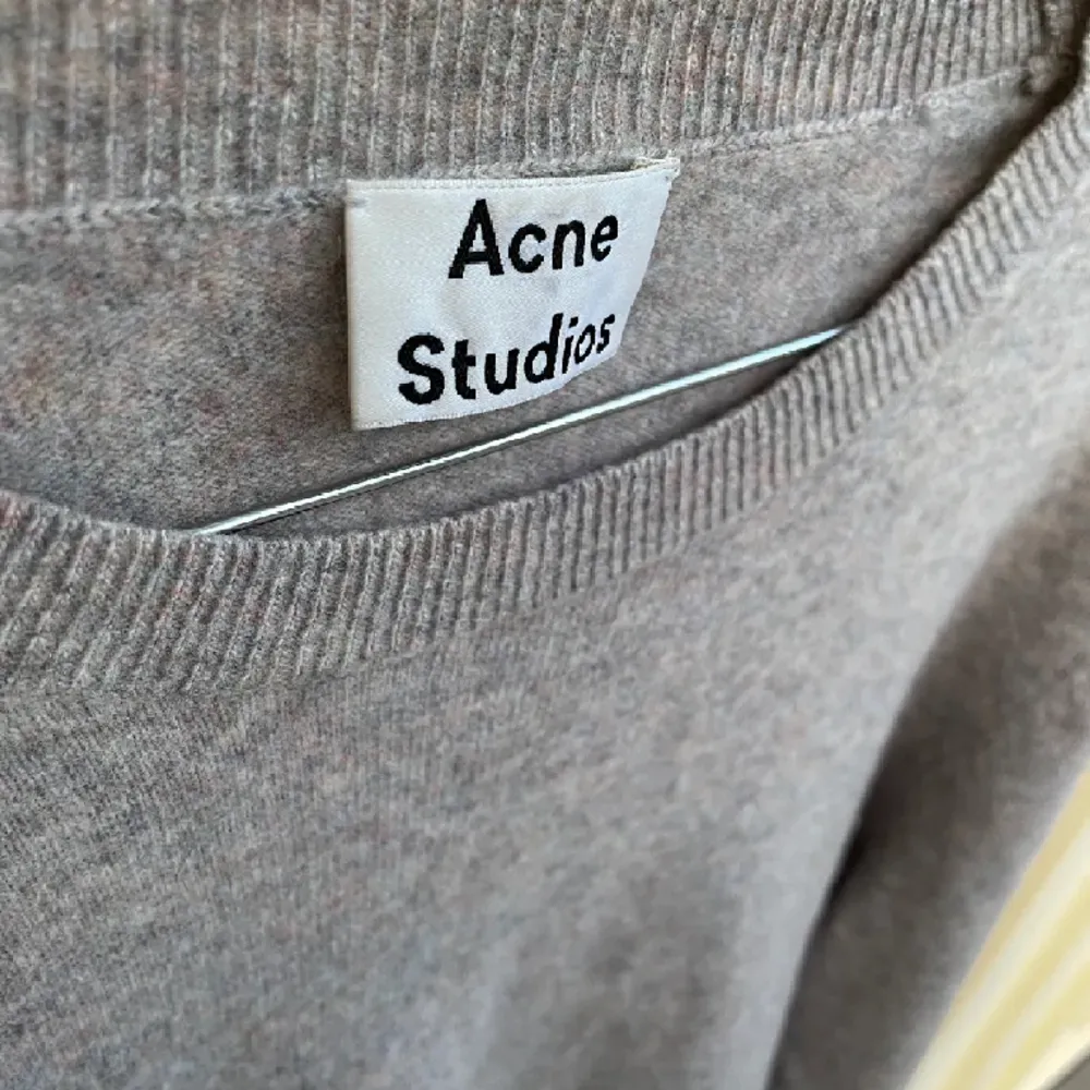 Jättefin stckad tröja från acne, den är knappt andvänd, hittar inte den någonstans längre då den är slut överallt, den är köpt för 3400kr men säljer den för 699. Neuleet.