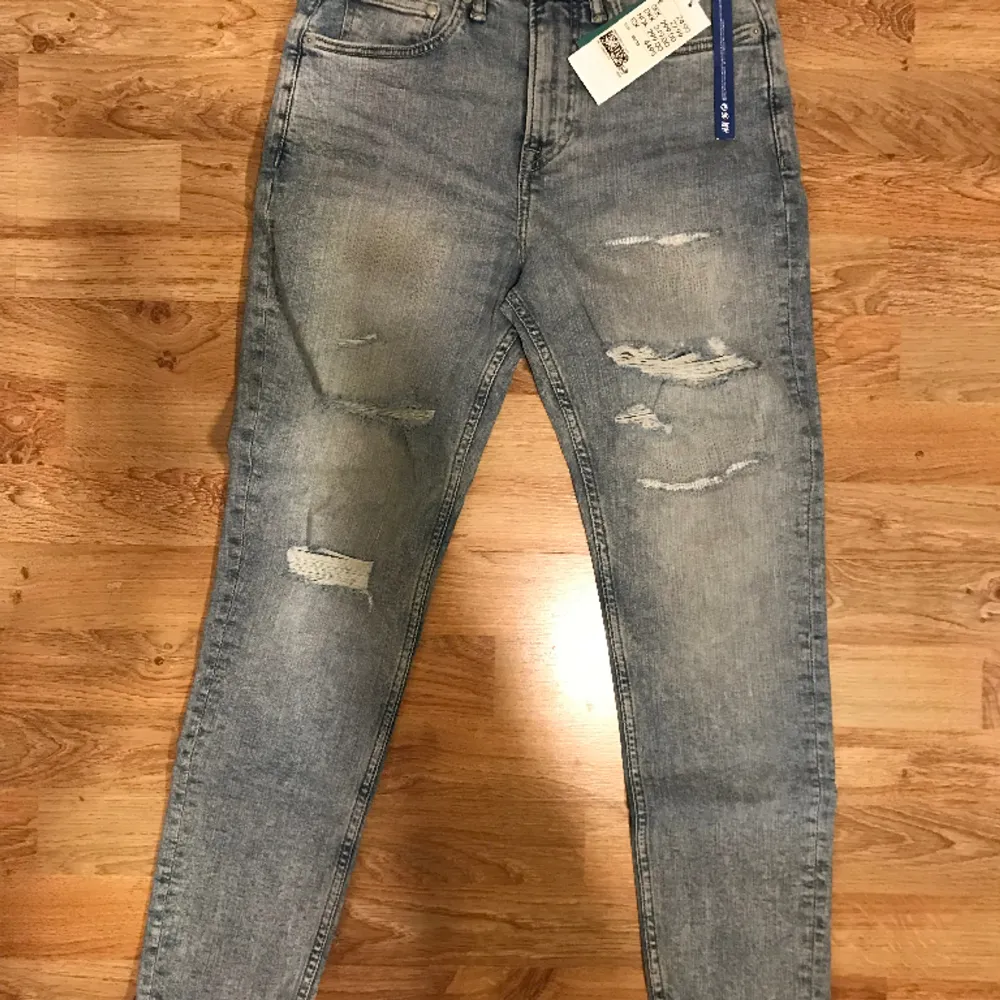 Helt nya ej använda jeans från H&M lappar zkvar. Storlek w:30 L: 32 Nypris 299. Jeans & Byxor.