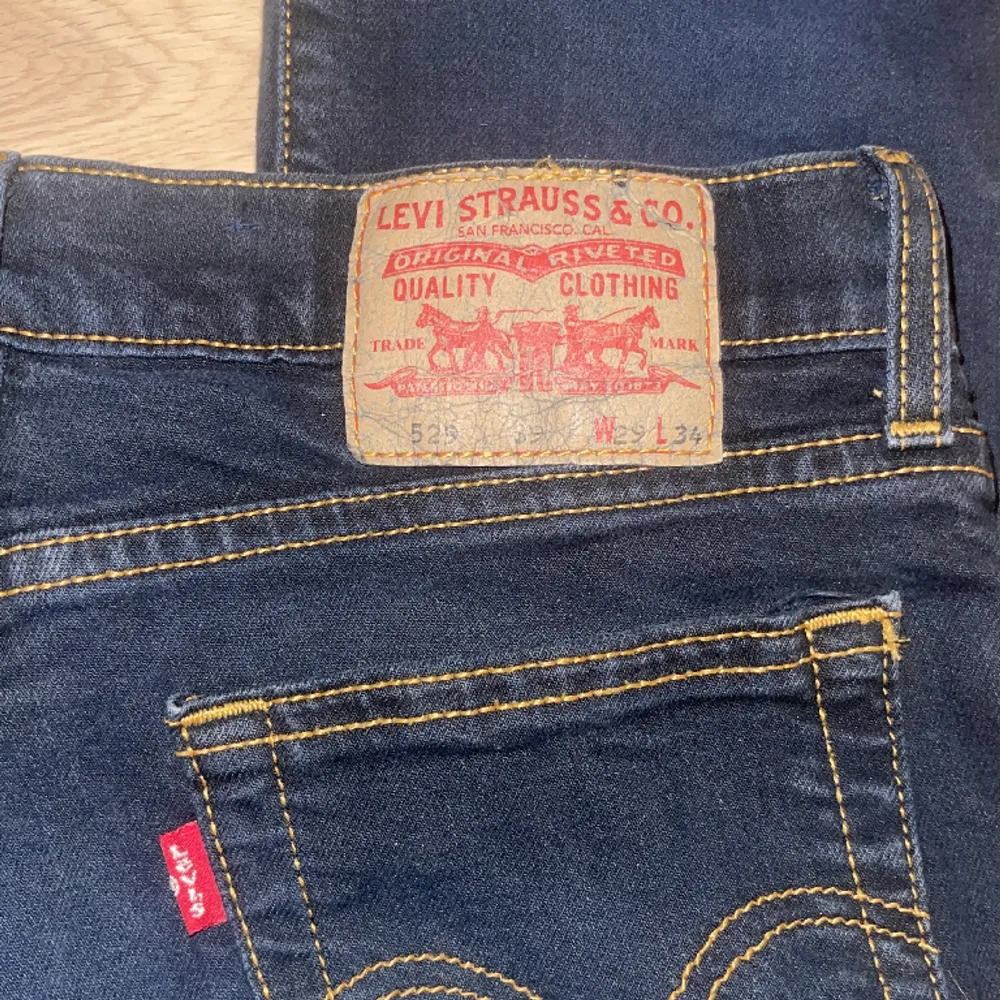 Mörkblåa Bootcut jeans med låg midja. Köpta sacondhand, väl använda. . Jeans & Byxor.