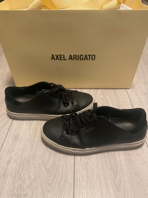 Axel arigato (Clean 90) - Tjena! Säljer dessa asfeta clean 90’s, knappt använda och passar väldigt bra till vinter samt våren. Kvitto finns! Skriv i PM vid övriga frågor!