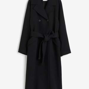 Jättefin lång svart kappa knappt använd och säljer pga för liten 