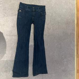Fina brandy melville jeans i jättebra skick!! Innerbenslängd: 81cm. Exakta storlek är svår att säga då Brandy melville endast har en storlek på deras jeans.  