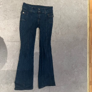 Brandy melville jeans - Fina brandy melville jeans i jättebra skick!! Innerbenslängd: 81cm. Exakta storlek är svår att säga då Brandy melville endast har en storlek på deras jeans.  