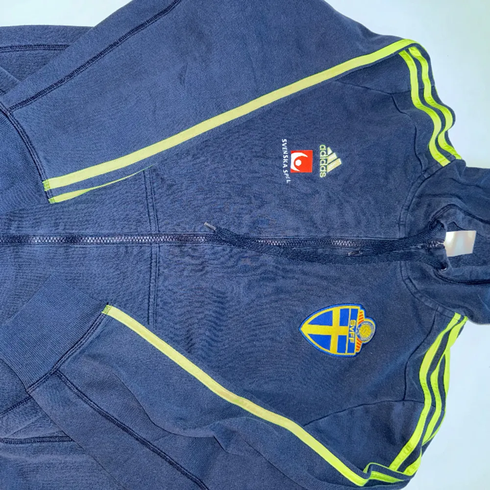 Adidas SvFF zipper i storlek L. Tröjor & Koftor.