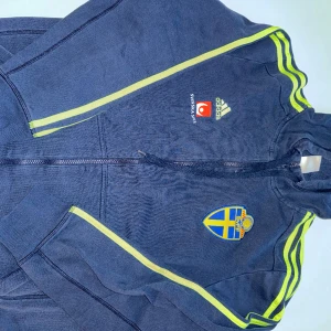 Adidas SvFF zipper  - Adidas SvFF zipper i storlek L
