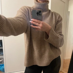 Stickad tröja - Supermysig beige stickad tröja från h&m! 