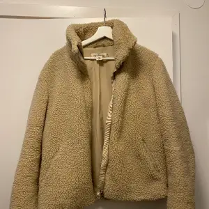 Beige teddyjacka från HM.