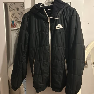 Nike jacka - Mörkblå Nike-jacka med luva. Stl S Skickar fler bilder om så önskas.  Köparen betalar frakten.