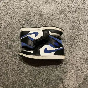 Air Jordan 1 Mid, svart blå och vita. Skick 9/10 all OG. 