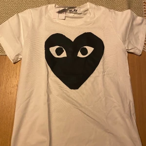 CDG t-shirts - Comme des garçons play T-shirts Använda 1-3 gånger Taggar och lappar sitter ej kvar  Köpte fel storlek och säljer därför      Möts upp i Malmö