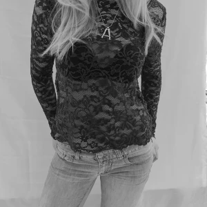 Spetstopp - En så fin spetströja ser ut som ny. Så snyggt att ha en tröja över den. 