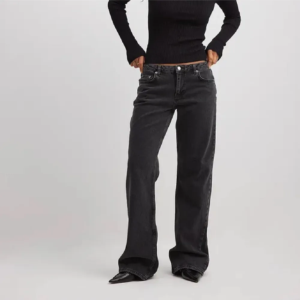 jättefina low waist jeans från NAKD helt oöppnade och säljer pga för små . Jeans & Byxor.