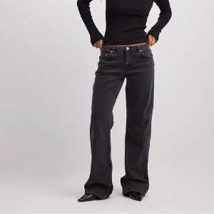 jättefina low waist jeans från NAKD helt oöppnade och säljer pga för små 