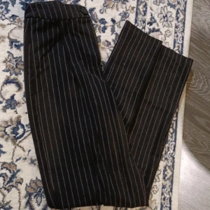 Randiga kostymbyxor - Smala vita ränder  Vida ben  Säljs för 50 kr