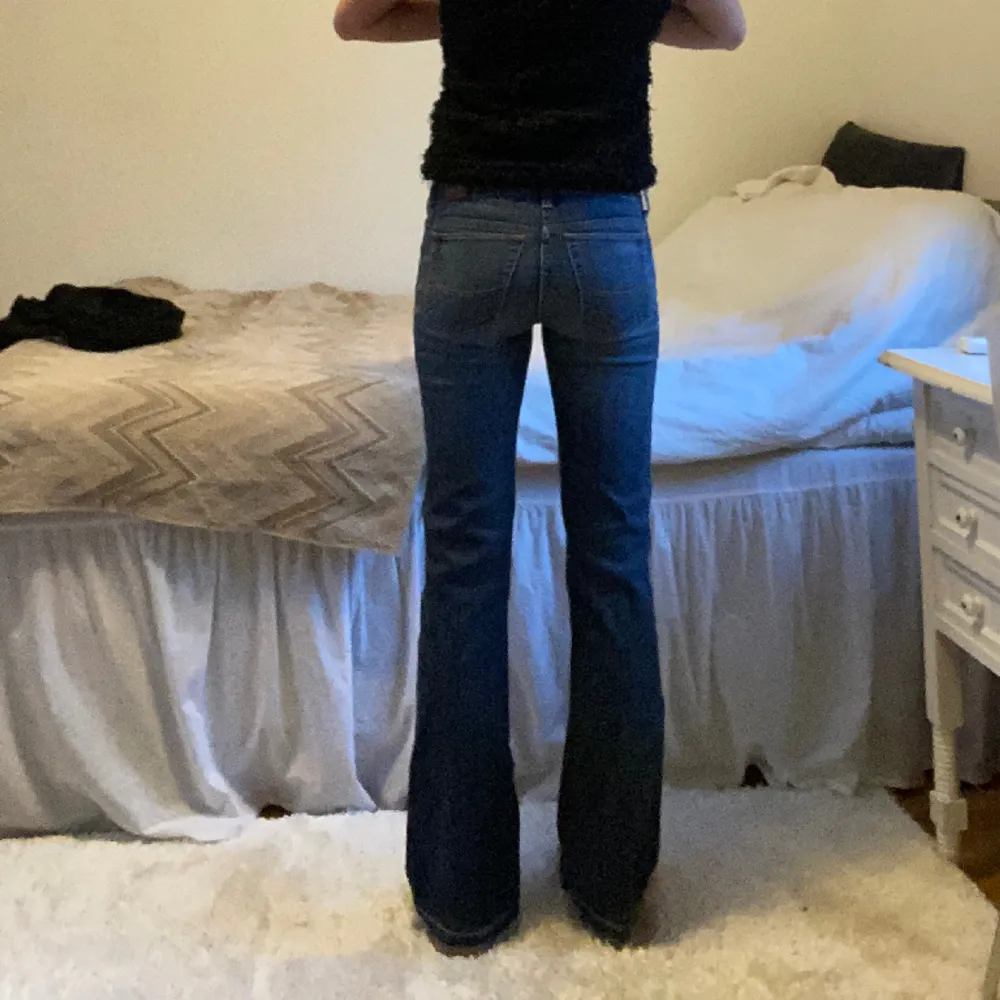 Så snygga lågmidjade bootcut jeans ifrån big star! Storlek 28/32 passar mig som vanligtvis har s och är 170cm. Innerbenslängden är 76cm, midjemåttet ca 37cm rätt över 💕. Jeans & Byxor.