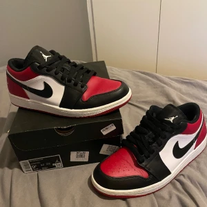 Jordan 1 Low Bred Toe - Säljer mina Jordans. Dom är i 10/10 skick eftersom jag bara använt dom någon gång så dom är varken slitna eller smutsiga. Skorna kommer med boxen och har storlek 43.